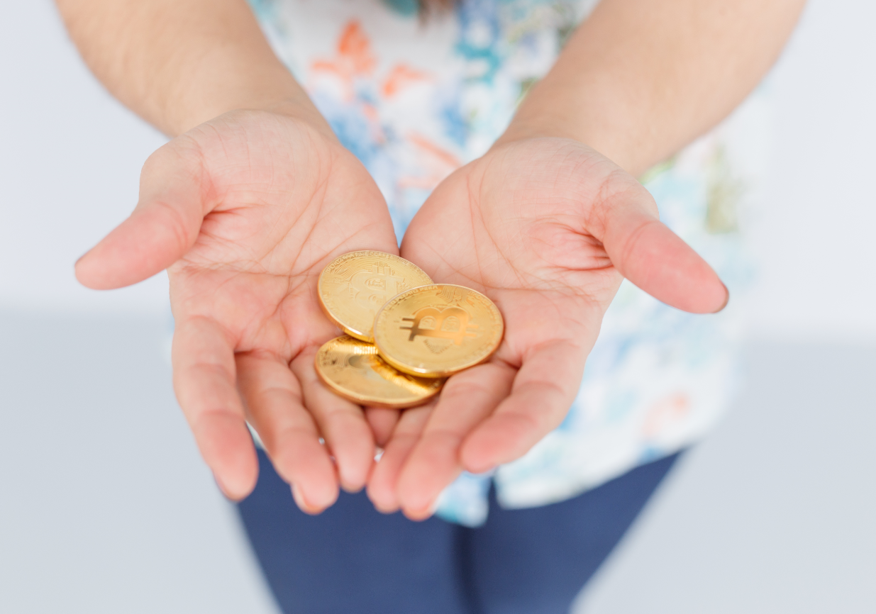 Bitcoin Münzen in Hand